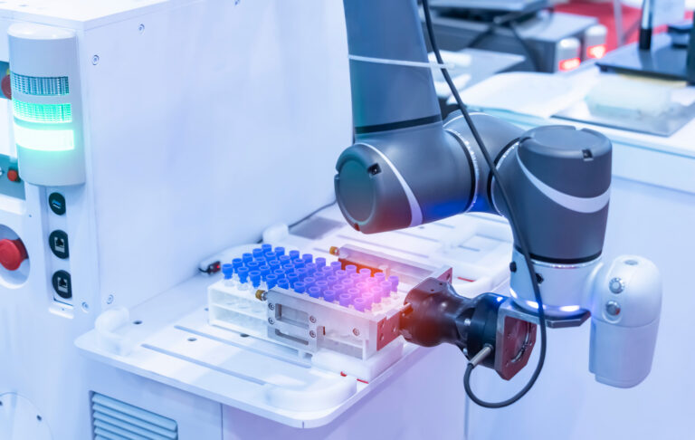 Cómo el diseño del motor permite diferentes tipos de robots 938-AdobeStock-621000965-Robot-arm-with-test-tube-for-biological-experiments-in-laboratory-768×486-1 – Robótica, Inteligencia Artificial, Automatización