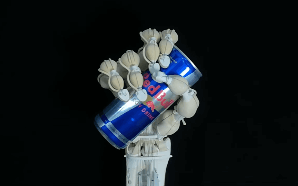 Video Viernes: Una mano de robot con músculos artificiales y tendones robotic-hand-grasping-a-red-bull-can-against-a-dark-background – Robótica, Inteligencia Artificial, Automatización