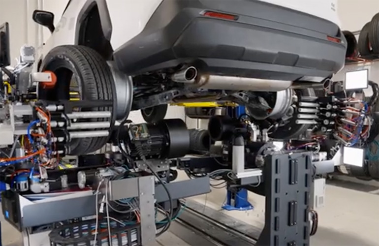 Automated Tire decloaks with new autonomous tire-changing SmartBay robótica uruguay - Automated Tire decloaks with new autonomous tire-changing SmartBay
