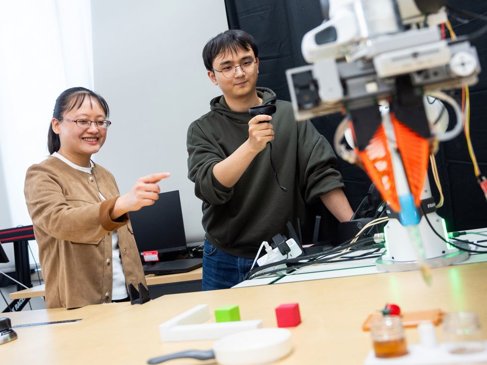Robots para hacer adivinanzas educadas a-young-asian-professor-monitors-her-student-as-they-control-a-robotic-gripper – Robótica, Inteligencia Artificial, Automatización